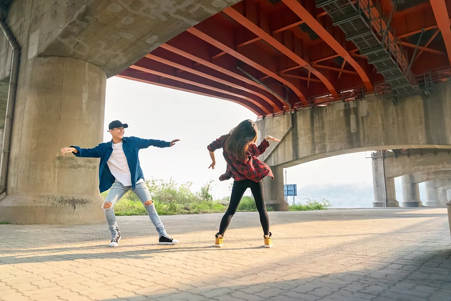 Danseurs hip hop sous un pont